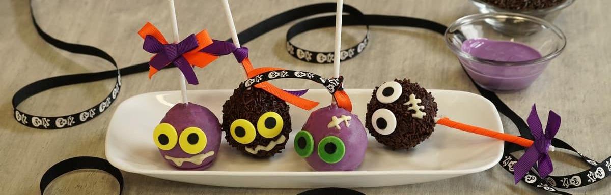 Popcakes Monstro enfeitados na mesa