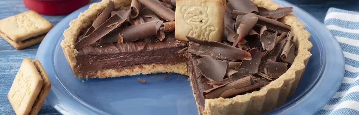 Torta Passatempo Cremosa no prato em cima de uma mesa