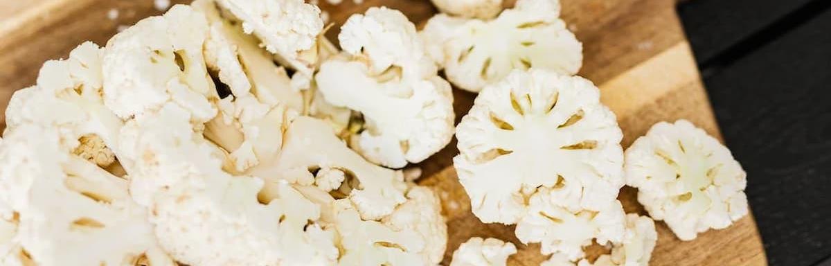 Couve Flor fatiadas em cima de uma tabua de madeira