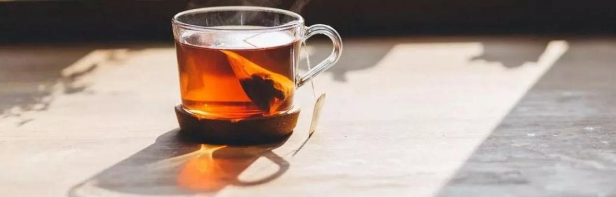 Chá para desinchar os pés: 4 alternativas naturais