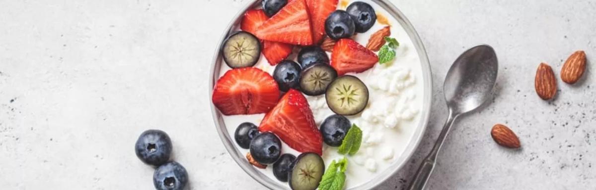 5 benefícios que vão te convencer a comer iogurte natural