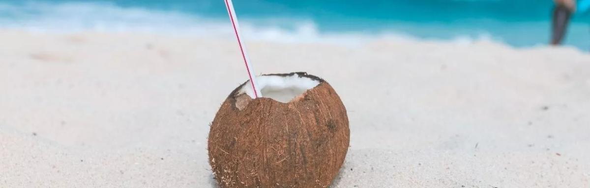 6 benefícios da água de coco para a saúde