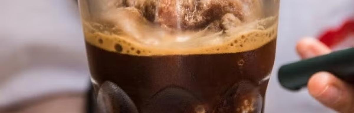 Consumo excessivo de cafeína: perigos de tomar café demais
