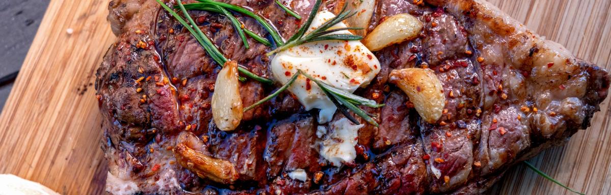Como descongelar carne rápido para um churrasco express