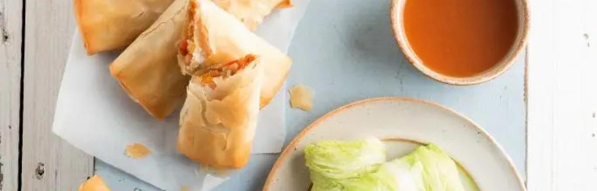Rolinho primavera de legumes com molhos 