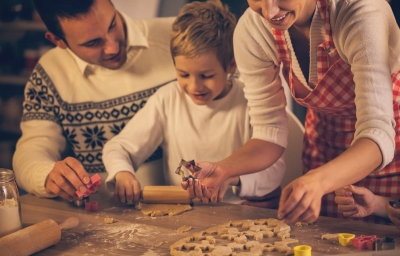 Sobremesas de Natal: uma família preparando biscoitos de natal