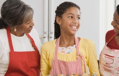 Sobremesa para o Dia das Mães: Três mulheres negras sorrindo na cozinha