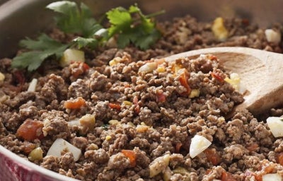 Dicas de janta rápida: Carne moída em uma panela com uma colher de madeira apoiada dentro