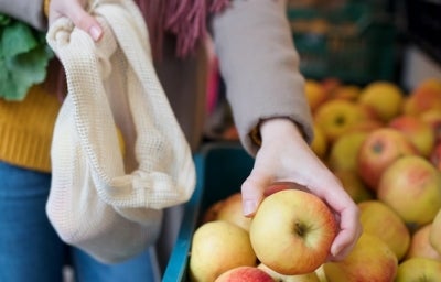 Frutas de Junho, Verduras de Junho: Mulher escolhendo uma maçã