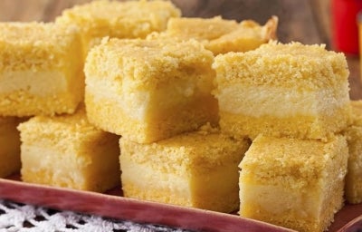 Prato com vários pedaços de bolo de fubá