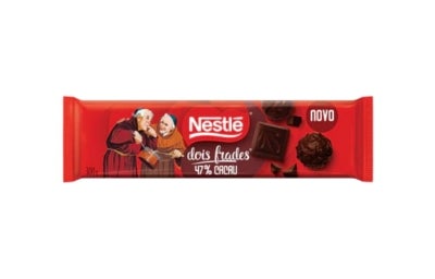 Imagem de uma barra de chocolate Nestlé Dois Irmãos 47% cacau, nova versão. Mostra embalagem vermelha com desenho de dois ...
