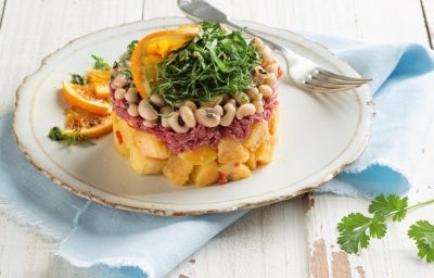 Salada de banana-da-terra, feijão-fradinho, carne-seca e couve-manteiga