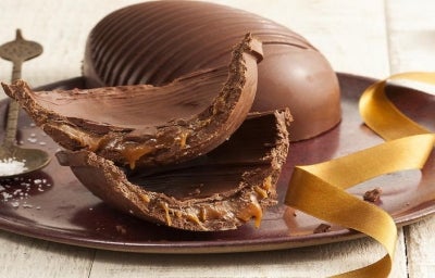 Ovo Recheado com Caramelo Salgado