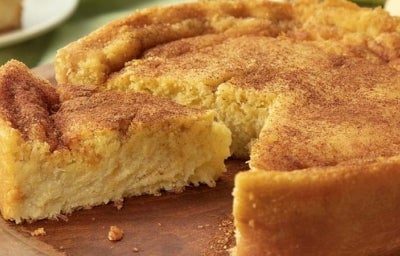 Bolo de Milho Cremoso em cima de um prato