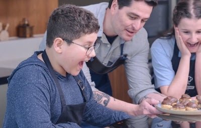 Crianças cozinhando com os pais