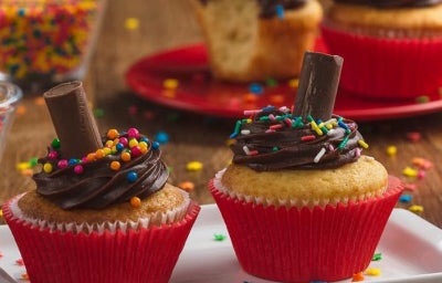 Cupcake Baton enfeitado em cima da mesa