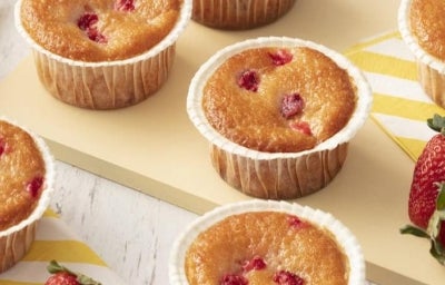 Cupcake Prático de Iogurte com Morango em cima de uma mesa 