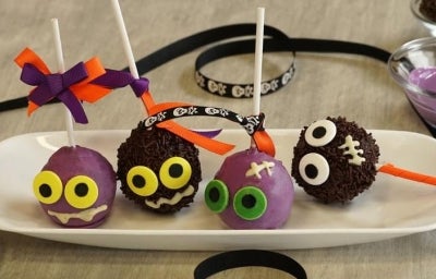 Popcakes Monstro enfeitados na mesa