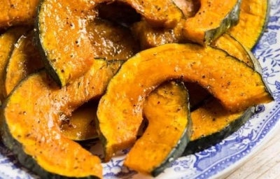 Prato com fatias de abóbora assadas e temperadas.
