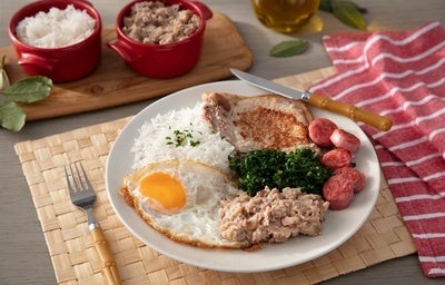 Imagem de um virado a paulista com couve, arroz, tutu, ovo e bisteca.