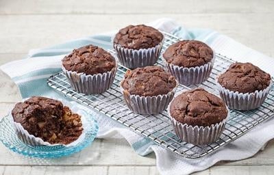 Cupcakes de chocolate sem lactose sobre uma grade.