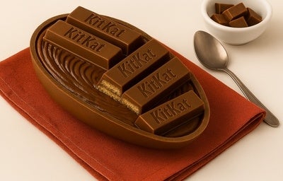 Casca de ovo de Páscoa com recheio cremoso e Kitkat em cima.