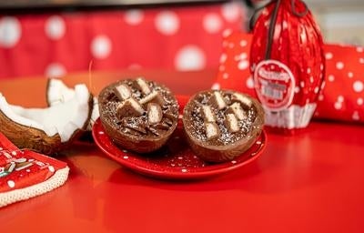 Ovo de Páscoa Prestígio recheado com chocolate e pedaços de coco, decorado com barrinhas Prestígio ao fundo.