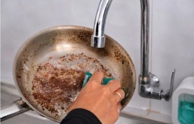 Neste artigo, você encontra 6 métodos caseiros comprovados para limpar panela queimada e salvar seus utensílios.