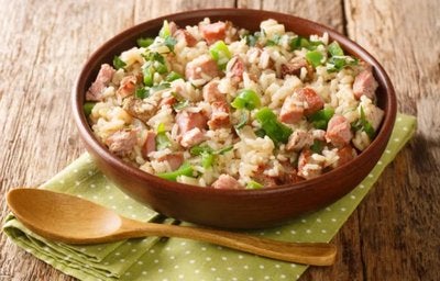Arroz carreteiro servido em tigela rústica, preparado com carne, arroz e ervas frescas.