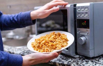 O que não pode ir no microondas: a lista de alimentos e materiais para evitar