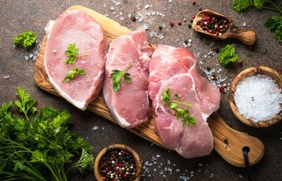 Como temperar carne de porco: o guia de temperos, marinadas e tempo por corte