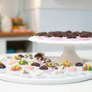 Grazi Schweter - Bolo Maquiagem Infantil - Pasta Americana Massa de Chocolate 2 recheios trufado de chocolate e doce de leite Cobertura Decoração Pasta Americana