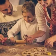 Sobremesas de Natal: uma família preparando biscoitos de natal
