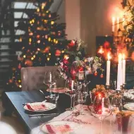 Árvore de Natal, velas, copos e muito mais