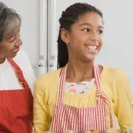 Sobremesa para o Dia das Mães: Três mulheres negras sorrindo na cozinha