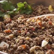 Dicas de janta rápida: Carne moída em uma panela com uma colher de madeira apoiada dentro
