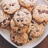 Lanches Rápidos:Vários cookies em um prato, em cima de uma mesa de madeira