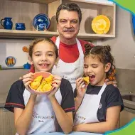 Montagem de uma foto de um menino e uma mulher loira, ambos segurando bolinhos, com os dizeres do programa à direita