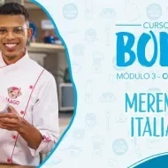 Imagem de um rapaz com uniforme branco com um bolo decorado em tons azul e rosa os dizeres com o nome do curso e os logos