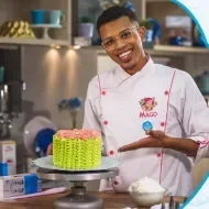 Imagem de um rapaz com uniforme branco com um bolo em tom verde claro e ao lado os dizeres com o nome do curso e os logos