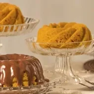 Bolo de cenoura fofinho: vários bolos de cenoura,1 deles com cobertura de chocolate