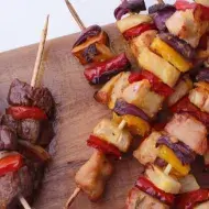 Receitas de churrasco: Espetinhos de carne com tomate e cebola e de frango com tomate, e muito mais.