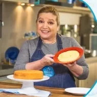 Imagem de uma mulher de avental jeans azul segurando um prato vermelho com um creme e os dizeres do curso ao lado direito