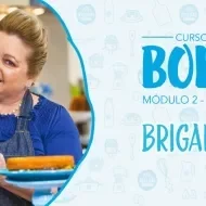 Imagem de uma mulher de avental jeans azul segurando um prato rosa com brigadeiro e os dizeres do curso ao lado direito