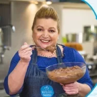 Imagem de uma mulher de avental jeans azul segurando um pote grande de vidro com creme e os dizeres do curso ao lado direito