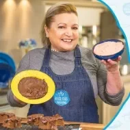 Imagem de uma mulher de avental jeans azul segurando dois pratos coloridos com cremes e os dizeres do curso ao lado direito