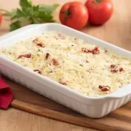 Refratário com arroz feito no forno e queijo por cima
