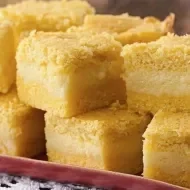Prato com vários pedaços de bolo de fubá