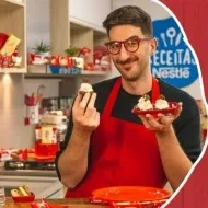 Imagem em tons de vermelho com um rapaz à esquerda segurando uma receita e à direita os dizeres com o nome do programa