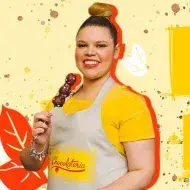 Imagem em tons de amarelo de uma menina com cabelo preso à esquerda e os dizeres do programa à direita e desenhos de cacau